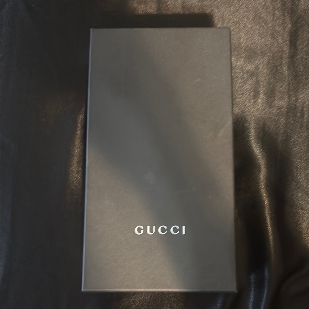 Gucci Red Wallet, 12 slots with zipper compartment.